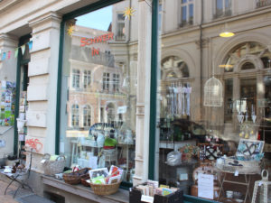 Besuchern der Altstadt huscht häufig ein Grinsen über das Gesicht, wenn Sie den Laden "Schwer in" in der Friedrichstraße 4 erblicken. Der Name passt nicht nur zur Stadt, auch zum Sortiment.