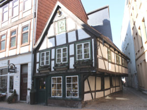 Der älteste, familiengeführte Handwerksbetrieb ist wohl die Kunstdrechslerei Zettler. In Schwerin kennen alle das kleine Fachwerkhäuschen der Familie in der Buschstraße.