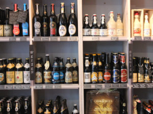 Im Bierpostamt in der Münzstraße 31 gibt es 400 verschiedene Biersorten aus rund 50 Ländern aller Kontinente unserer Welt.